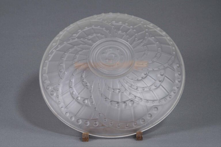 J. LANDIER - Importante coupe sur talon en verre blanc satiné à décor en relief…