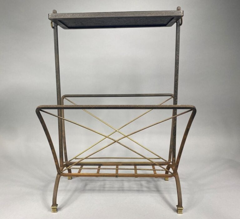 Jacques ADNET, attribué à - Porte-revues à structure en fer forgé patiné noir e…