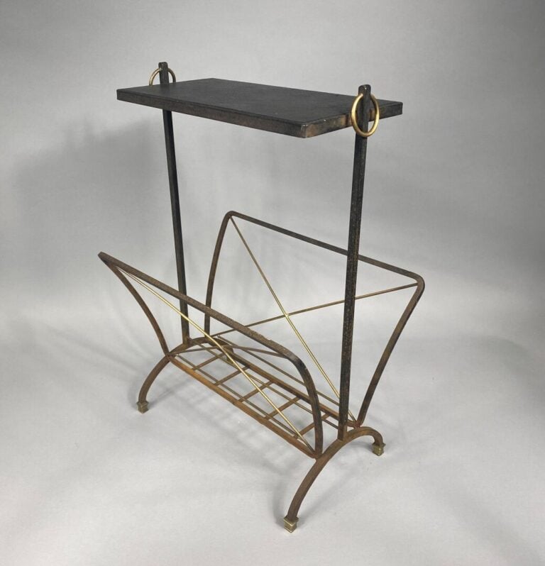 Jacques ADNET, attribué à - Porte-revues à structure en fer forgé patiné noir e…