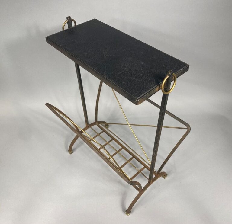 Jacques ADNET, attribué à - Porte-revues à structure en fer forgé patiné noir e…