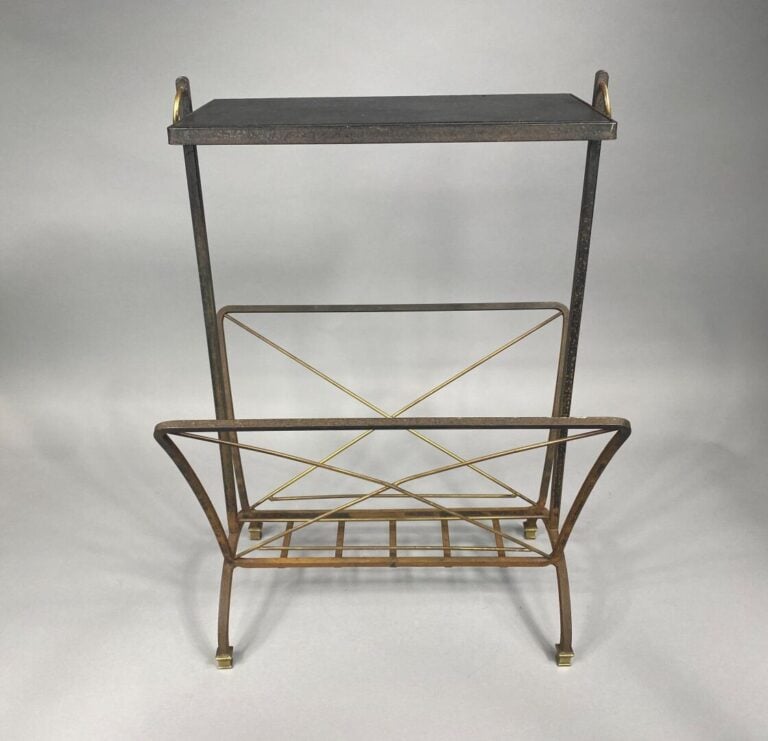 Jacques ADNET, attribué à - Porte-revues à structure en fer forgé patiné noir e…