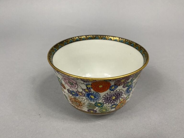 Japon - Boite en porcelaine émaillée à décor de fleurs sur fond bleu - Marque a…