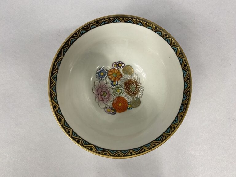 Japon - Boite en porcelaine émaillée à décor de fleurs sur fond bleu - Marque a…