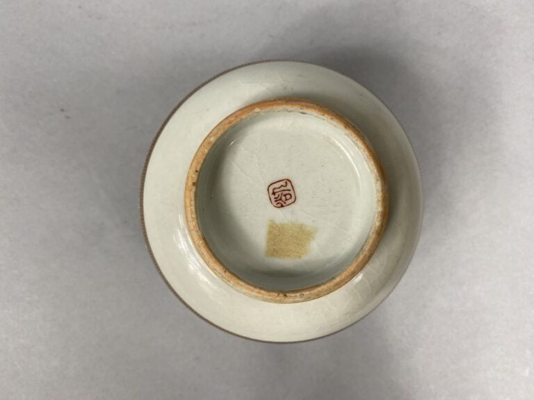 Japon - Boite en porcelaine émaillée à décor de fleurs sur fond bleu - Marque a…