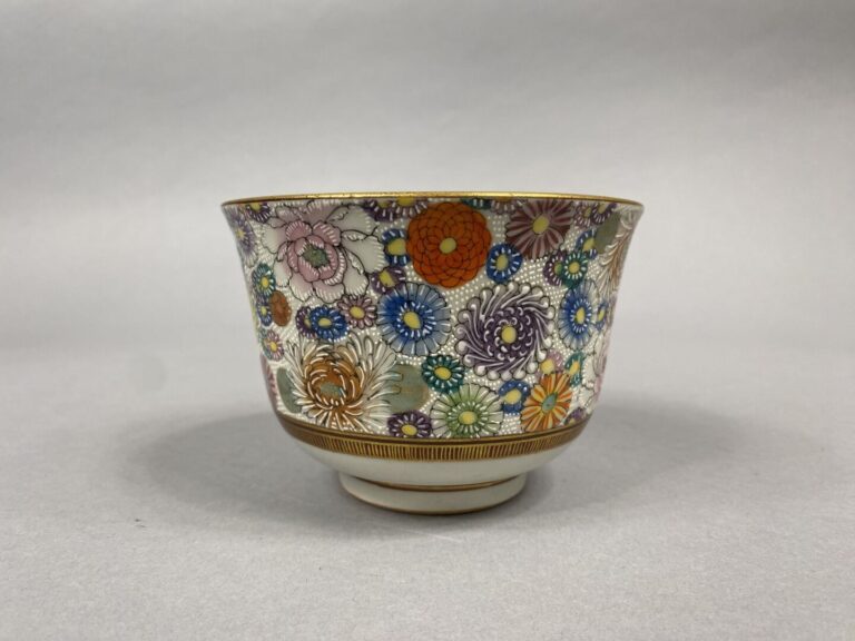 Japon - Boite en porcelaine émaillée à décor de fleurs sur fond bleu - Marque a…