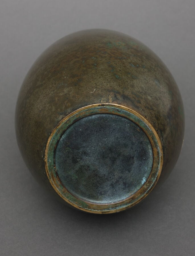 JAPON - Fin période Taisho - Début Showa - Grand vase ovoïde en bronze à patine…