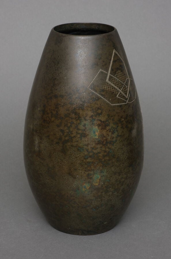 JAPON - Fin période Taisho - Début Showa - Grand vase ovoïde en bronze à patine…