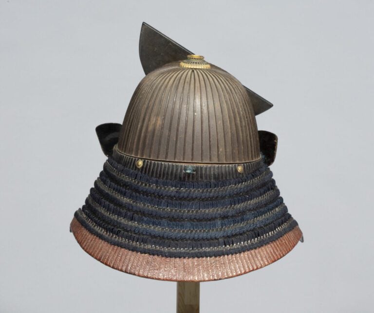 JAPON - Période Edo (1603-1853) - Casque de guerre dit "Kabuto" à 62 plaques en…