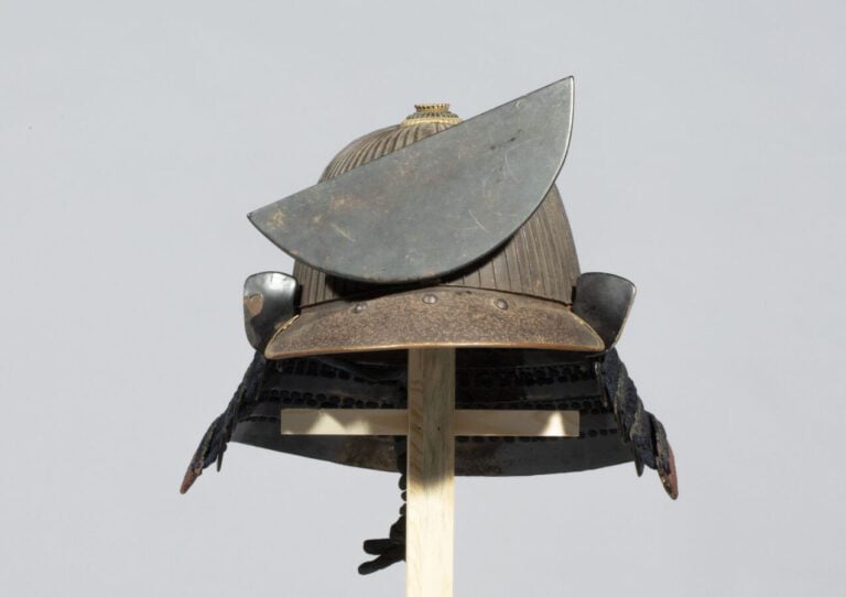 JAPON - Période Edo (1603-1853) - Casque de guerre dit "Kabuto" à 62 plaques en…