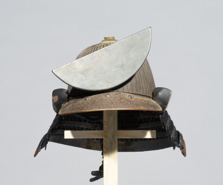 JAPON - Période Edo (1603-1853) - Casque de guerre dit "Kabuto" à 62 plaques en…