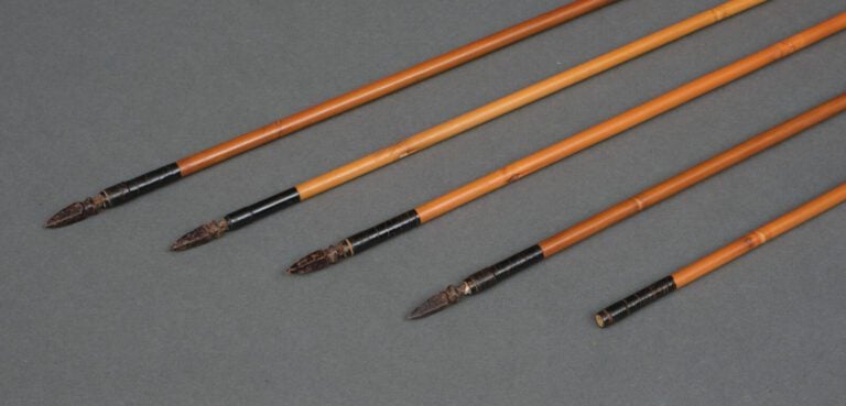JAPON - Période Edo (1603-1868) - Carquois (yebira) de type Utsubo laqué noir a…