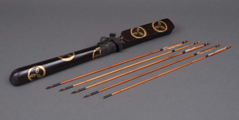 JAPON - Période Edo (1603-1868) - Carquois (yebira) de type Utsubo laqué noir a…
