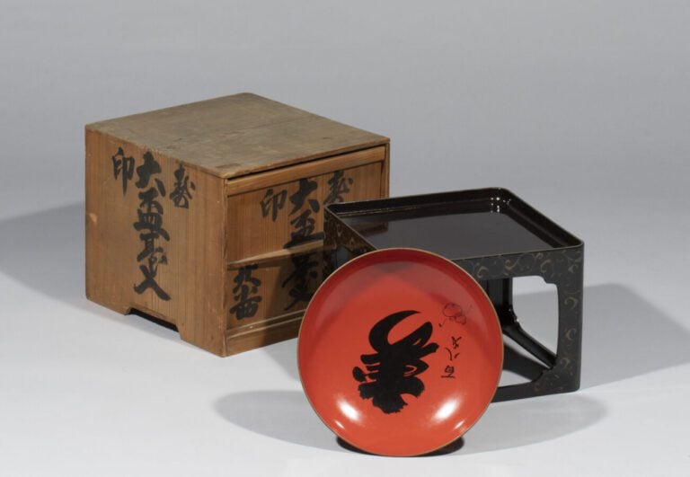 JAPON - Période Meiji (1868-1912) - Petit plateau laqué noir, à motifs de végét…