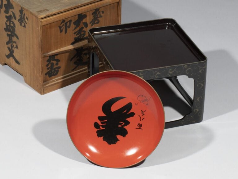 JAPON - Période Meiji (1868-1912) - Petit plateau laqué noir, à motifs de végét…