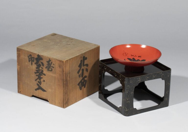 JAPON - Période Meiji (1868-1912) - Petit plateau laqué noir, à motifs de végét…