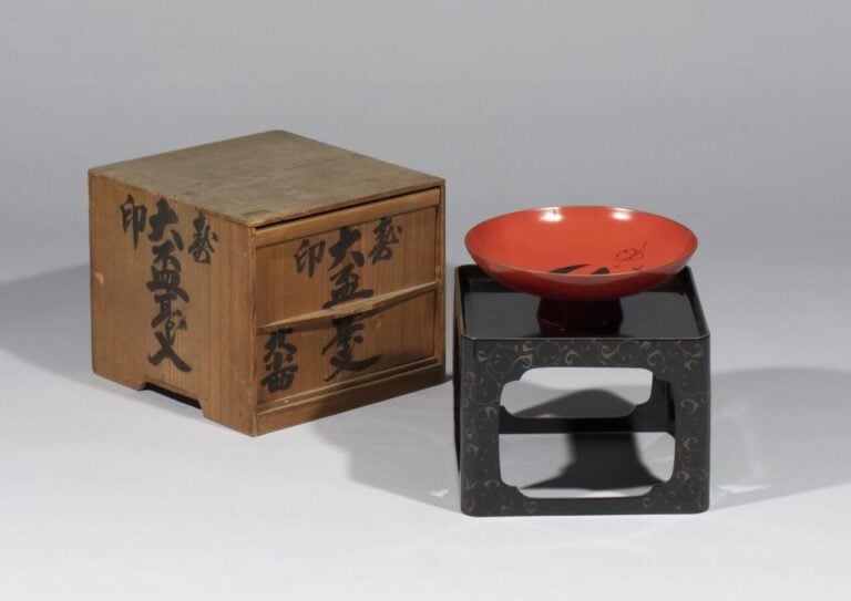 JAPON - Période Meiji (1868-1912) - Petit plateau laqué noir, à motifs de végét…