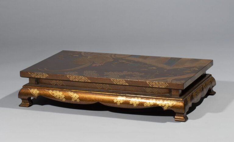 JAPON - Période Meiji ( 1868-1912) - Plateau laqué brun à décor de coq perché s…