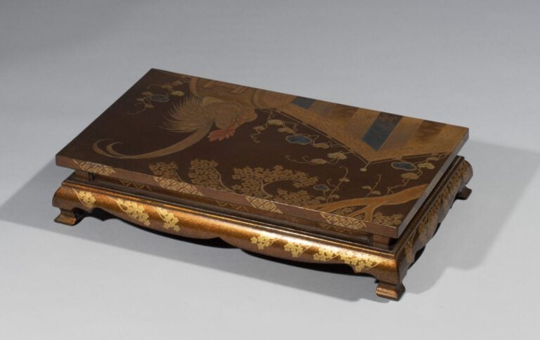 JAPON - Période Meiji ( 1868-1912) - Plateau laqué brun à décor de coq perché s…