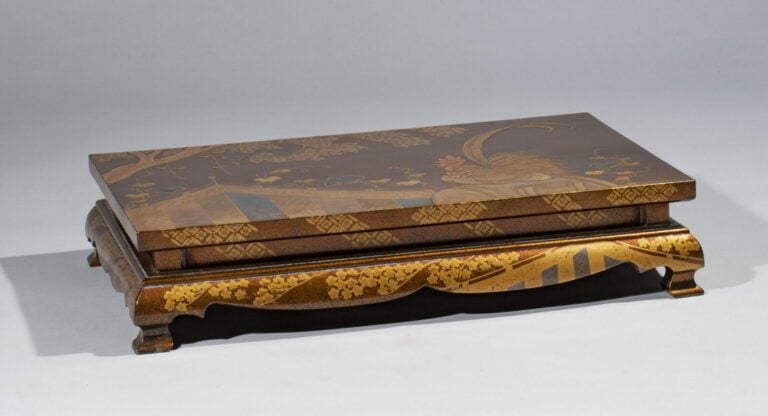 JAPON - Période Meiji ( 1868-1912) - Plateau laqué brun à décor de coq perché s…