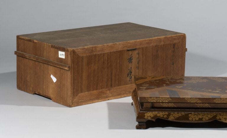 JAPON - Période Meiji ( 1868-1912) - Plateau laqué brun à décor de coq perché s…