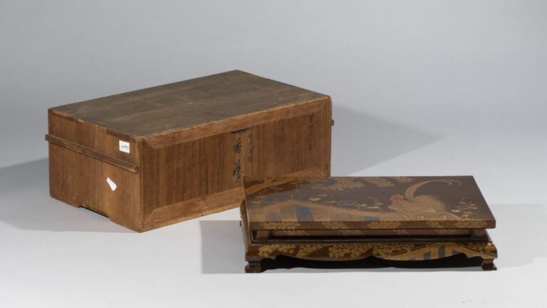 JAPON - Période Meiji ( 1868-1912) - Plateau laqué brun à décor de coq perché s…
