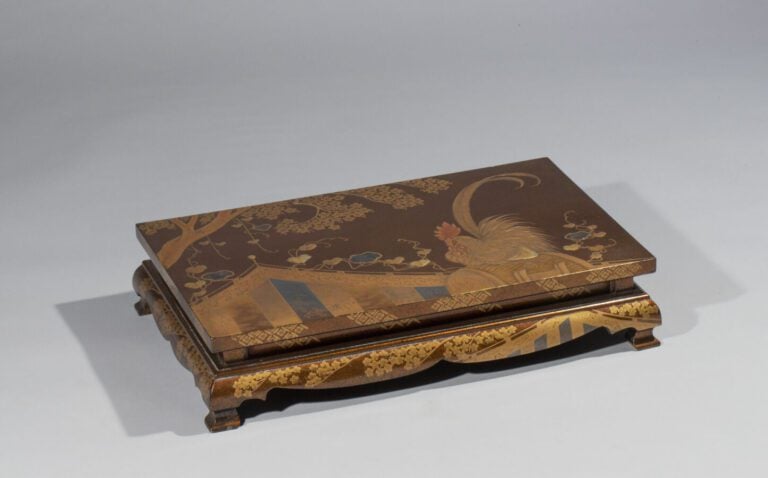 JAPON - Période Meiji ( 1868-1912) - Plateau laqué brun à décor de coq perché s…