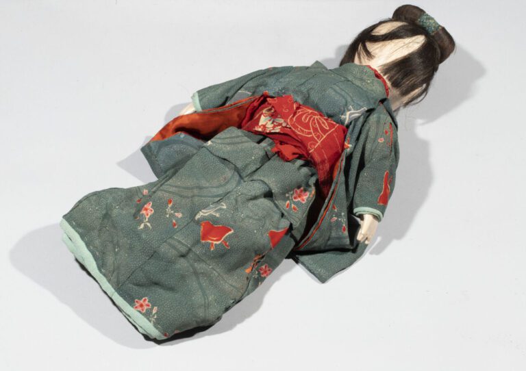JAPON - Période Meiji (1868-1912) - Poupée habillée d'un kimono de soie bleue/v…