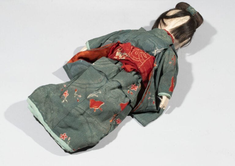 JAPON - Période Meiji (1868-1912) - Poupée habillée d'un kimono de soie bleue/v…