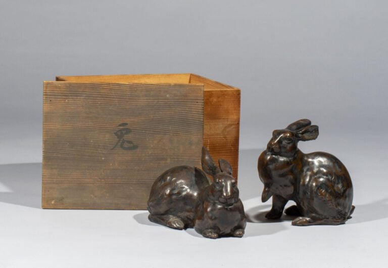 JAPON - Période Meiji - Taisho (1868-1926) - Ensemble de deux lièvres en bronze…