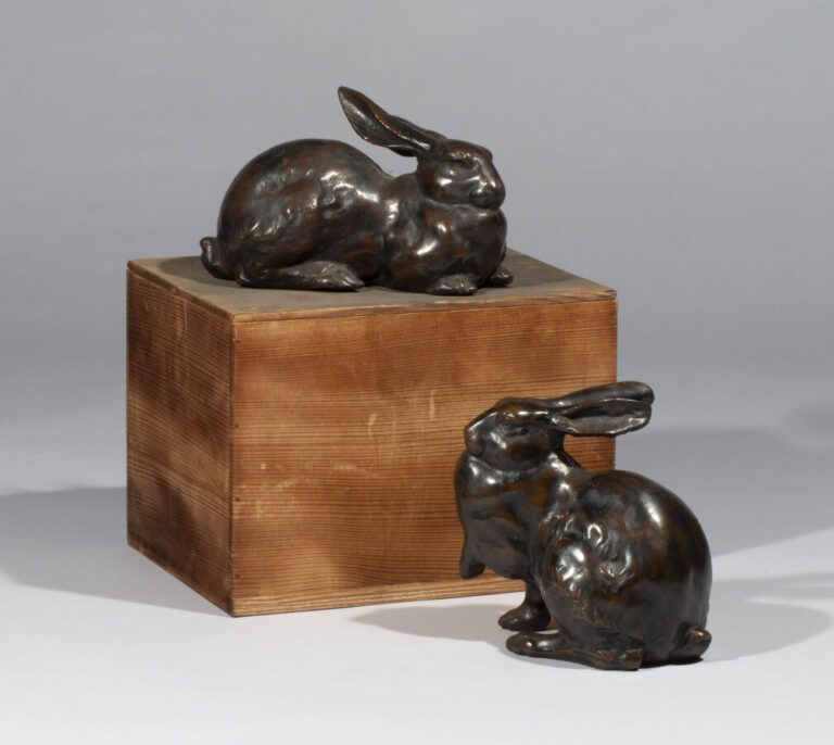 JAPON - Période Meiji - Taisho (1868-1926) - Ensemble de deux lièvres en bronze…
