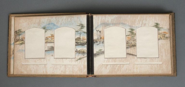 JAPON -Période Période Meiji (1868-1912) - Album photo en laque et nacre, à déc…