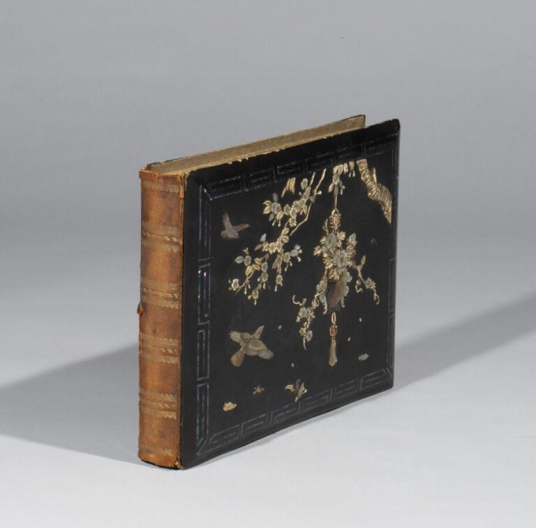 JAPON -Période Période Meiji (1868-1912) - Album photo en laque et nacre, à déc…