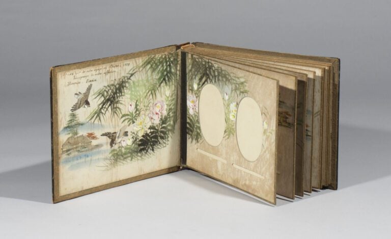 JAPON -Période Période Meiji (1868-1912) - Album photo en laque et nacre, à déc…