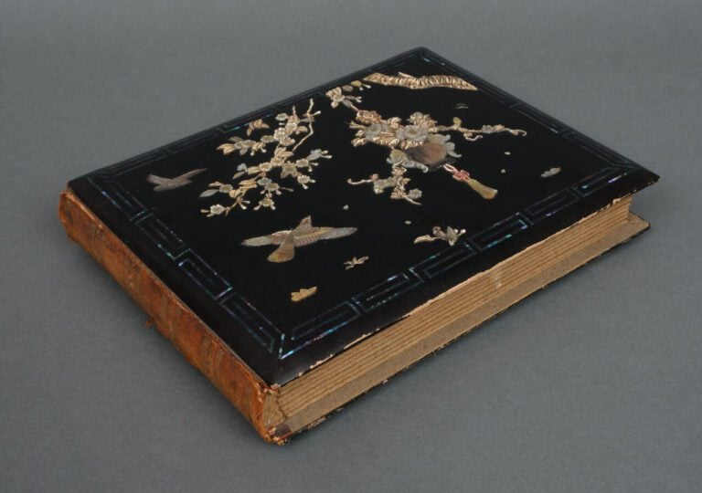 JAPON -Période Période Meiji (1868-1912) - Album photo en laque et nacre, à déc…