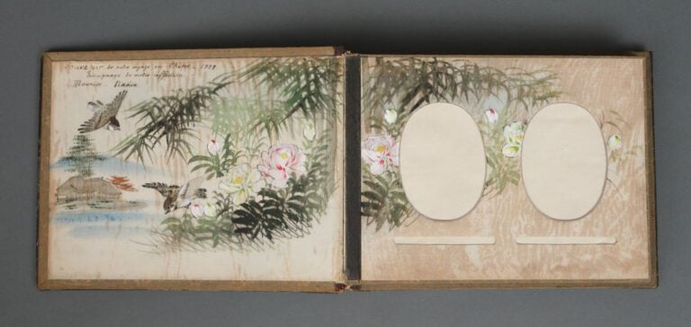 JAPON -Période Période Meiji (1868-1912) - Album photo en laque et nacre, à déc…