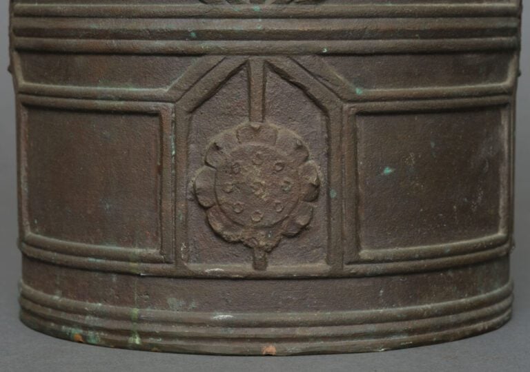 JAPON - Période Showa (1868-1912) - Cloche de temple en bronze (bonshô) de form…