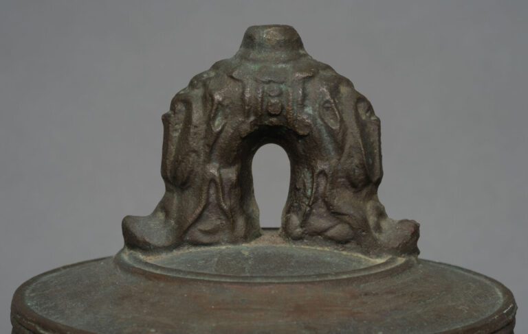 JAPON - Période Showa (1868-1912) - Cloche de temple en bronze (bonshô) de form…