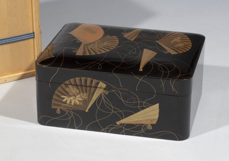 JAPON -Période Showa ( 1926-1989) - Boîte laquée noir (ryoshibako) à décor d'év…