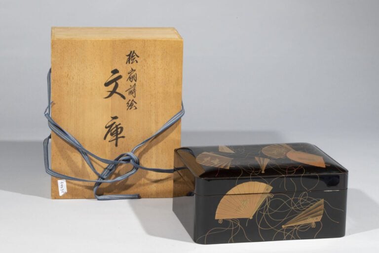 JAPON -Période Showa ( 1926-1989) - Boîte laquée noir (ryoshibako) à décor d'év…