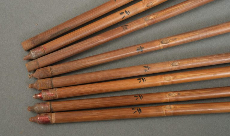 JAPON - Période Showa (1926-1989) - Carquois en bambou et ses huit flèches - Pé…