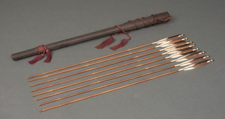 JAPON - Période Showa (1926-1989) - Carquois en bambou et ses huit flèches - Pé…