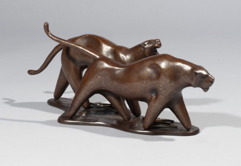JAPON - Période Showa (1926-1989) - Deux tigres en bronze patiné sur un socle,…