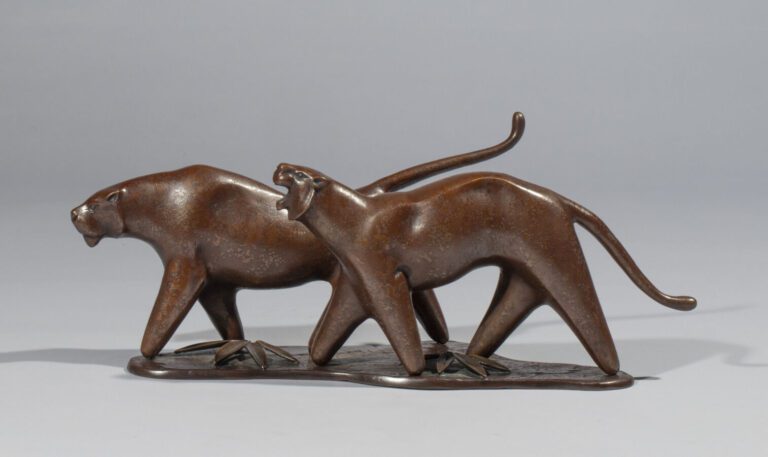 JAPON - Période Showa (1926-1989) - Deux tigres en bronze patiné sur un socle,…