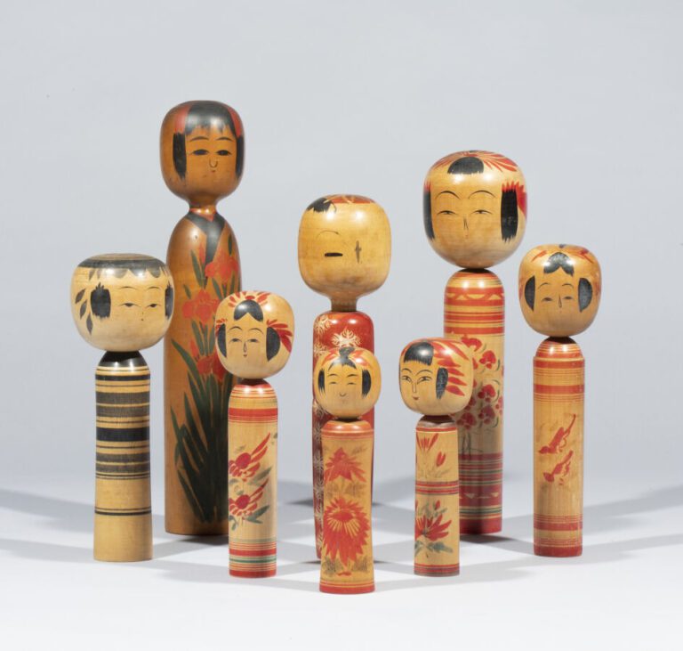 JAPON -Période Showa (1926-1989) - Ensemble de 8 poupées japonaises en bois dit…