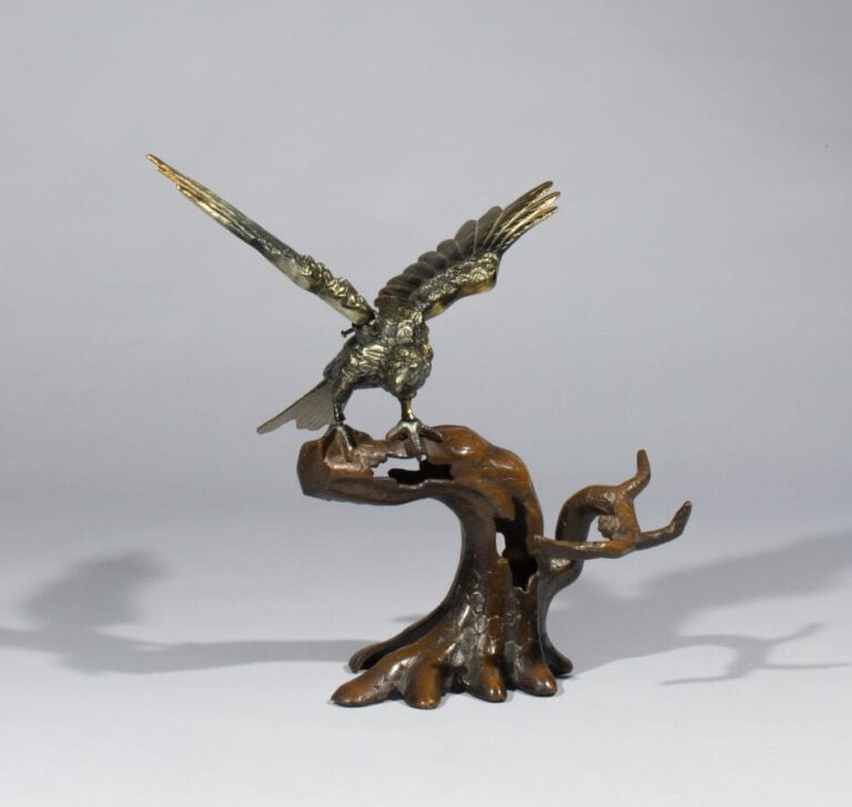 JAPON - Période Showa (1926-1989) - Grand okimono en métal en forme de rapace (…
