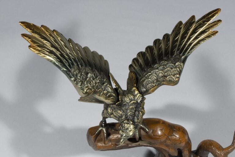 JAPON - Période Showa (1926-1989) - Grand okimono en métal en forme de rapace (…
