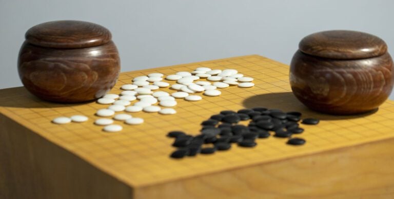 JAPON - Période Showa (1926-1989) - Plateau de jeu de Go en bois massif de coul…