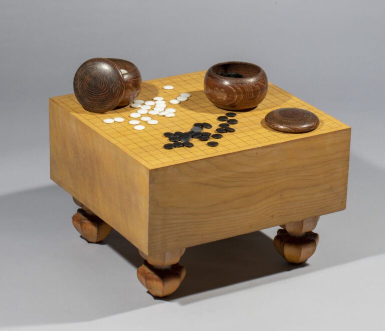 JAPON - Période Showa (1926-1989) - Plateau de jeu de Go en bois massif de coul…