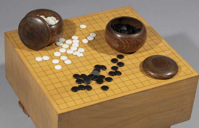 JAPON - Période Showa (1926-1989) - Plateau de jeu de Go en bois massif de coul…