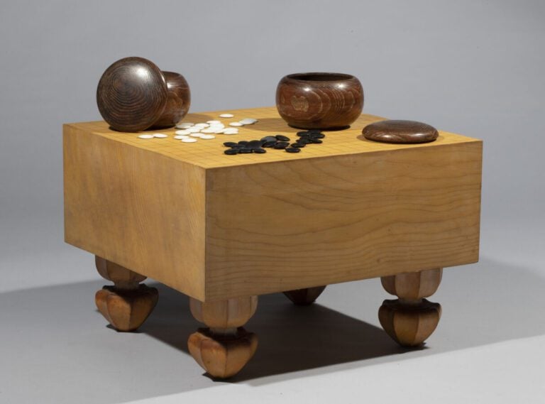 JAPON - Période Showa (1926-1989) - Plateau de jeu de Go en bois massif de coul…